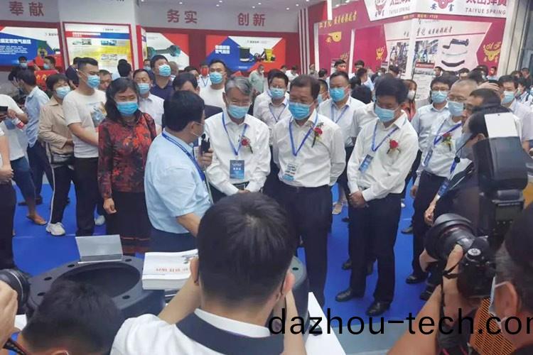 热烈欢迎梁山县委贾书记陪同国家市场监管总局丁司长、国家工信部装备司王司长亲临正阳集团展厅视察工作